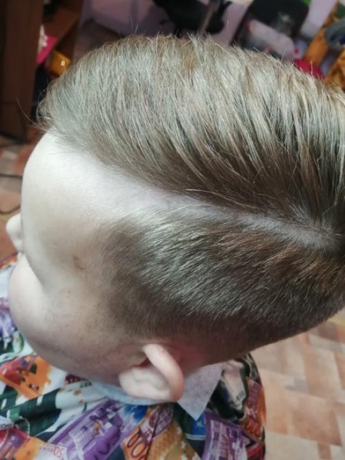 Оригинальная мужская причёска с полоской позволяет выглядеть оригинально и стильно. 01