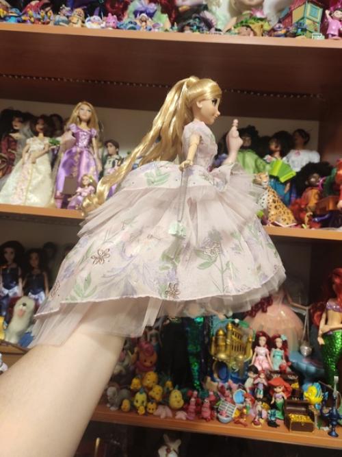 Очень красивая кукла и волосы достаточно длинные если распустить их. 06