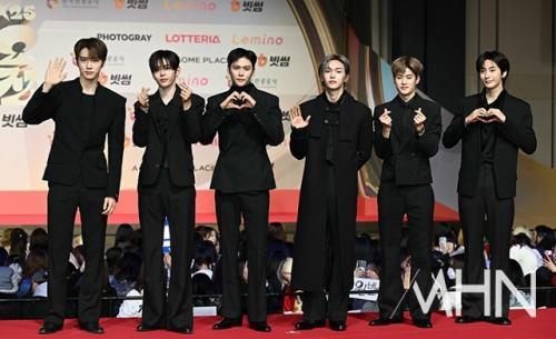 251225: Gayo Daejeon - Riize на красной дорожке. 01