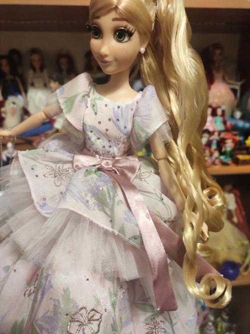 Очень красивая кукла и волосы достаточно длинные если распустить их. 08
