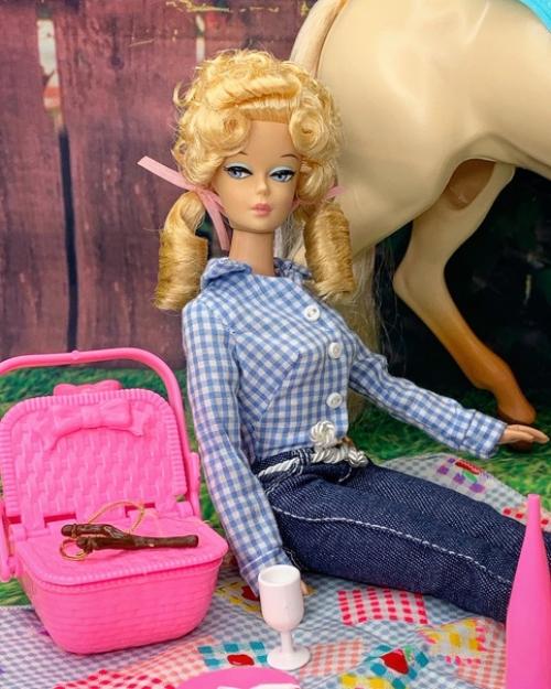 Первая куколка в стиле ретро, которую я хочу вам показать, это Hillbillies Barbie - деревенская девушка, которая всех покатила своей причёской. 02