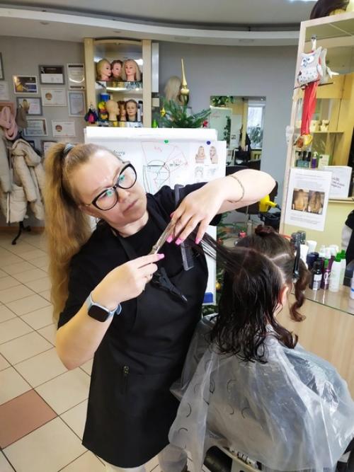 Женская стрижка Каскад является прической, в которой присутствует комбинирование локонов, различающихся по своей длине. 01