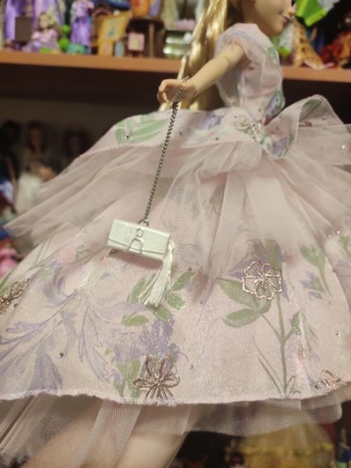 Очень красивая кукла и волосы достаточно длинные если распустить их. 02