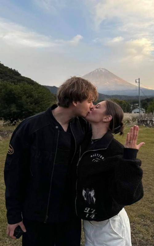 Эксайл и Каролина сыграют свадьбу летом 2026 года.

