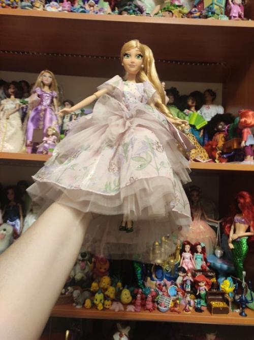 Очень красивая кукла и волосы достаточно длинные если распустить их. 05