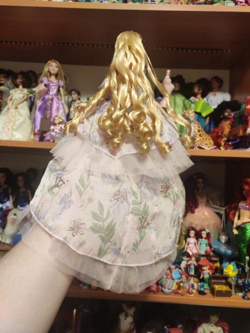 Очень красивая кукла и волосы достаточно длинные если распустить их. 07