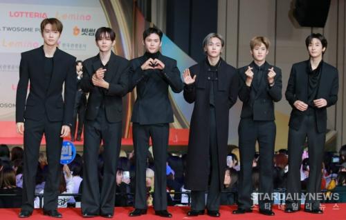 251225: Gayo Daejeon - Riize на красной дорожке. 02