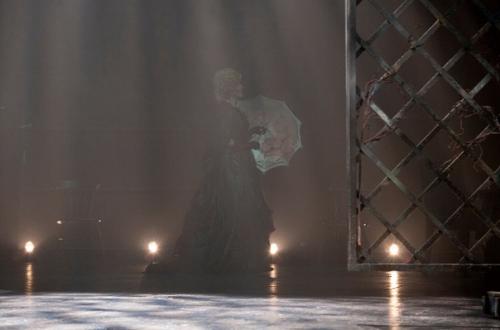 Профессиональная рецензии на спектакль - редкость и драгоценность, каждая из них важна. 01