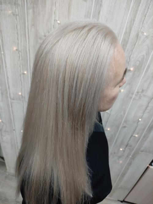 Нужно ли красить корни блондинкам перед заплетением? 03