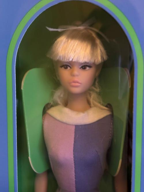 Вообще в последнее время я тихо наслаждаюсь куклами и ленюсь что-то снимать и писать.  