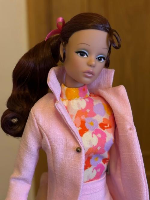 Вообще в последнее время я тихо наслаждаюсь куклами и ленюсь что-то снимать и писать. 01