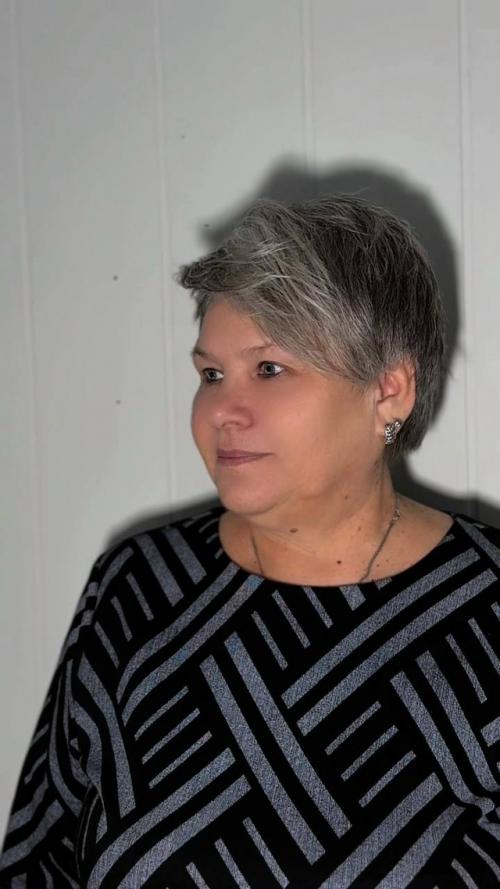 Стильная короткая стрижка превращает седину в модный акцент, подчёркивая дерзкий и современный образ.  