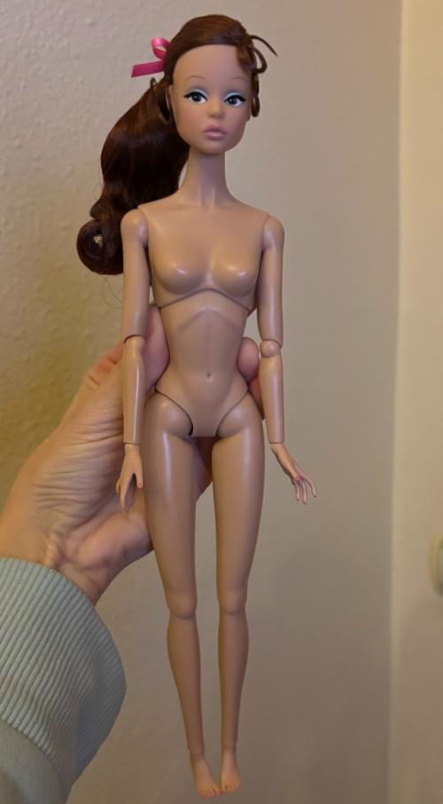 Вообще в последнее время я тихо наслаждаюсь куклами и ленюсь что-то снимать и писать. 03