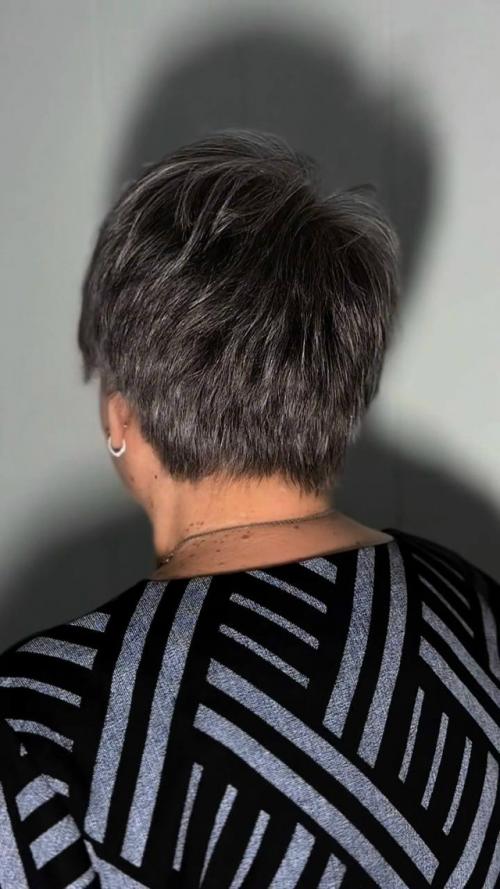 Стильная короткая стрижка превращает седину в модный акцент, подчёркивая дерзкий и современный образ. 02