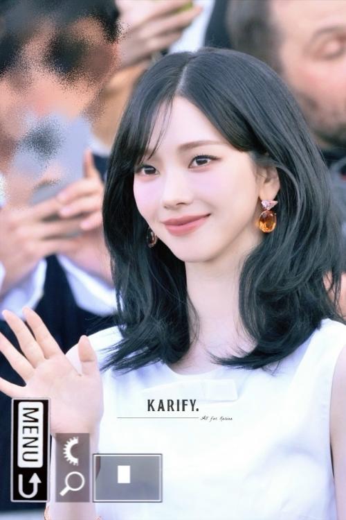 260226: Карина на шоу Prada во время миланской недели моды. 01