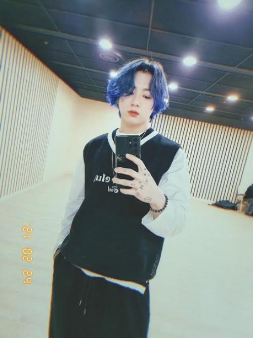 Арми в твиттере обсуждают, синяя ли прическа у гука или фиолетовая. 02