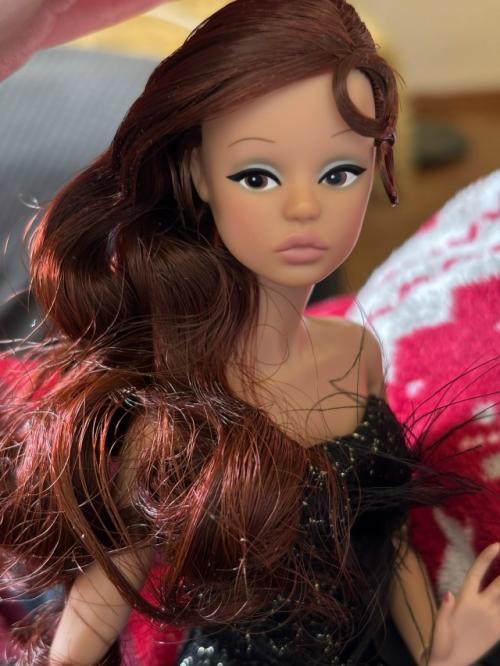 Вообще в последнее время я тихо наслаждаюсь куклами и ленюсь что-то снимать и писать. 06