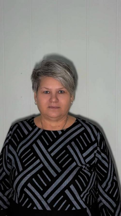 Стильная короткая стрижка превращает седину в модный акцент, подчёркивая дерзкий и современный образ. 01