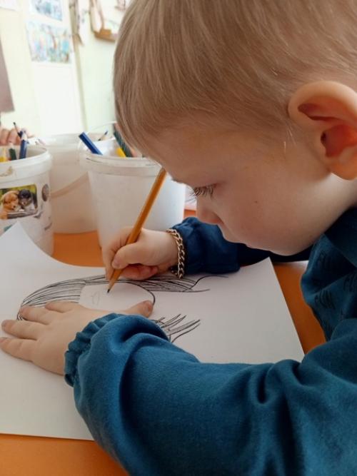 В преддверии праздника 8 марта наши детки рисовали Портрет Мамы. 01