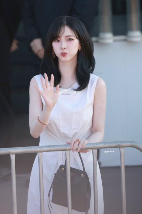 Карина покоряет фэшн - шоу Prada в Милане. 03