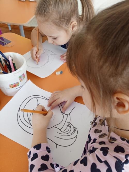 В преддверии праздника 8 марта наши детки рисовали Портрет Мамы. 02