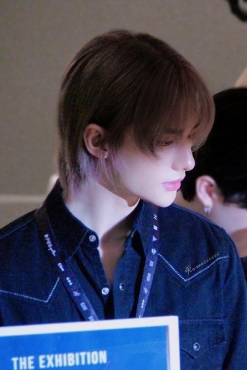 020323: кажется, причёска этого ИИ отсылка на хван хёнджина. 06 020323: кажется, причёска этого ИИ отсылка на хван хёнджина. 06