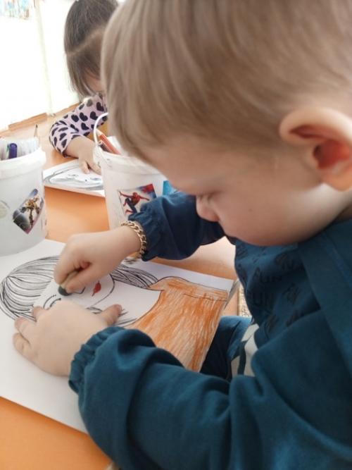 В преддверии праздника 8 марта наши детки рисовали Портрет Мамы. 06