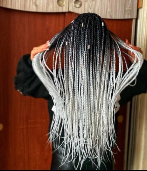 Сенегальские косы за последние годы захватили умы модниц и вместе с тем топ популярных афропричесок. 01