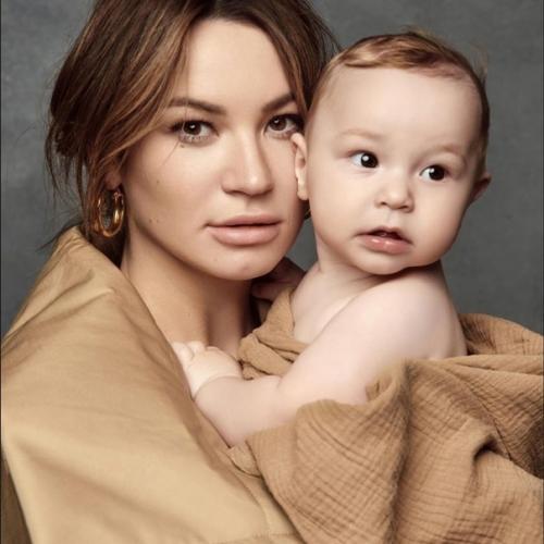 Очаровательная Ида галич со своей крошкой. 01