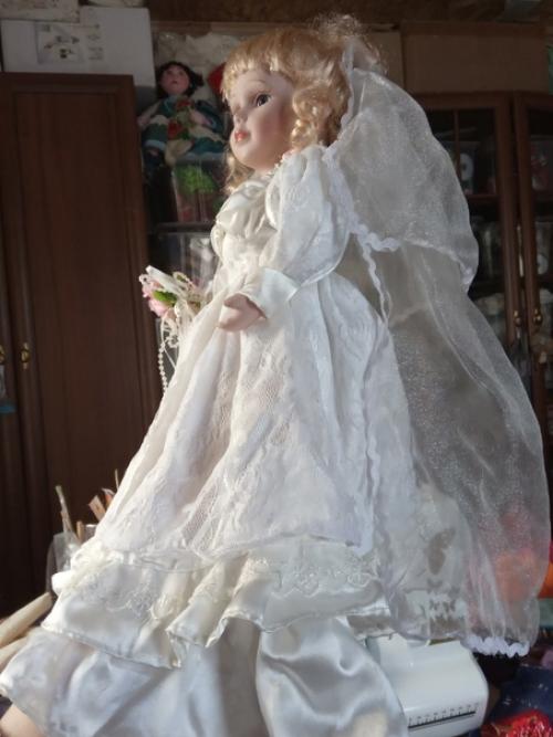 7 марта наша подруга Леночка на базаре в Москве увидела куколку, которая умоляла забрать ее во Псков прямо к нам в коллекцию невест. 01