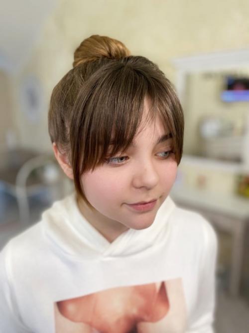 Удлиненная, распадающаяся по бокам лица челка шторка - тренд 2021 года. 01