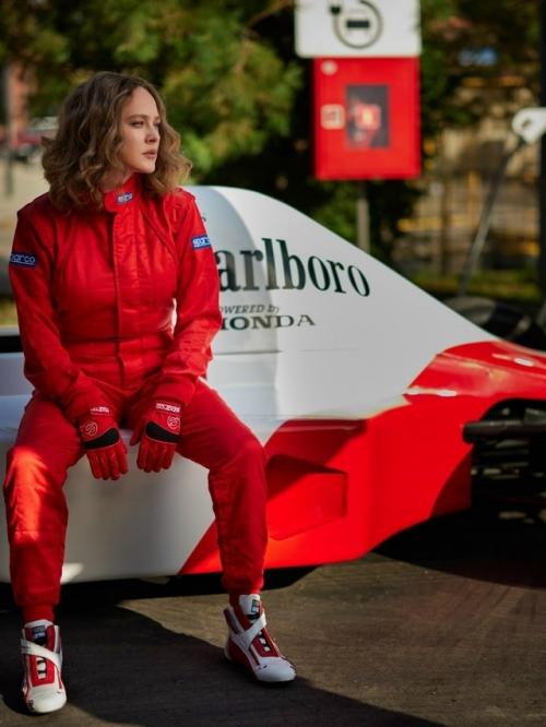 Аглая Тарасова, осужденная на 3 года условно за контрабанду запрещенных веществ, делится новой фотосессией в образе гонщицы формулы-1. 04