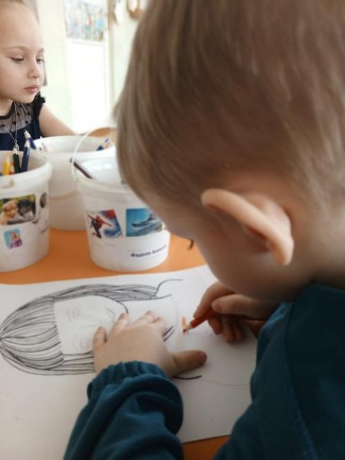 В преддверии праздника 8 марта наши детки рисовали Портрет Мамы. 04