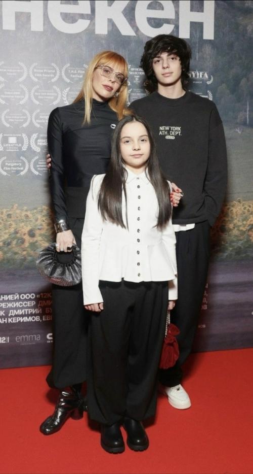 Анастасия стоцкая поделилась новыми фото с детьми - 14-летним Александром и 8-летней верой.

