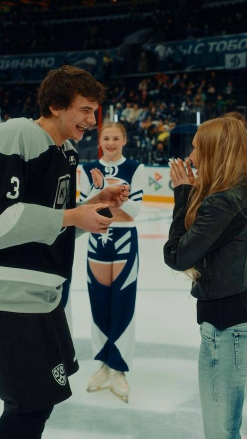 Я Сказала ДА - 33-летняя Карина кросс получила предложение руки и сердца от своего 22-летнего возлюбленного, хоккеиста марка рудаковского. 01