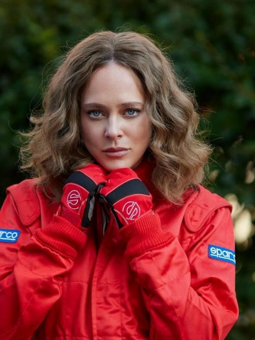 Аглая Тарасова, осужденная на 3 года условно за контрабанду запрещенных веществ, делится новой фотосессией в образе гонщицы 