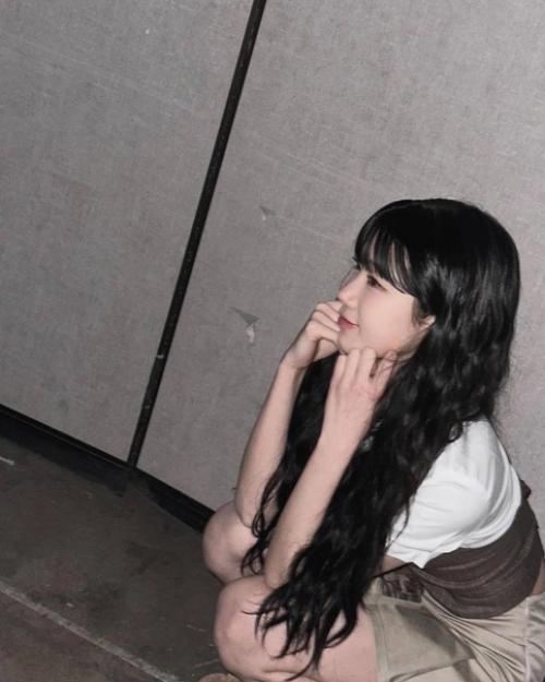 070323: казуха из LE Sserafim опубликовала фотографии с ч лкой. 01 070323: казуха из LE Sserafim опубликовала фотографии с ч лкой. 01