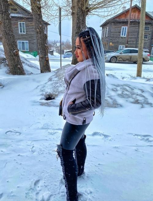 Сенегальские косы за последние годы захватили умы модниц и вместе с тем топ популярных афропричесок. 02