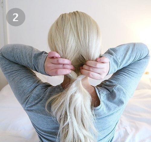 Быстрая и удобная прическа на длинные волосы. 01