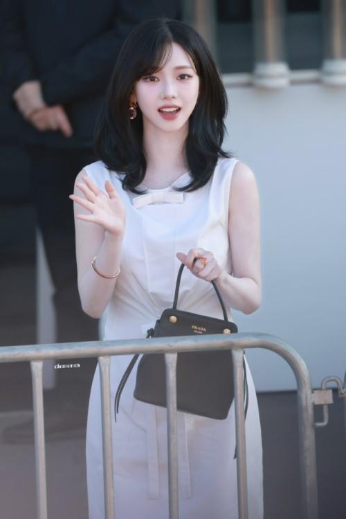 Карина покоряет фэшн - шоу Prada в Милане. 05