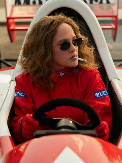 Аглая Тарасова, осужденная на 3 года условно за контрабанду запрещенных веществ, делится новой фотосессией в образе гонщицы формулы-1. 03