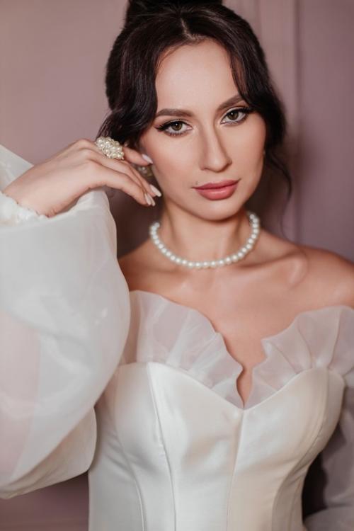 Вы уже определились с платьем, причёской и макияжем. 01