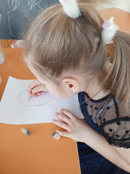 В преддверии праздника 8 марта наши детки рисовали Портрет Мамы. 03