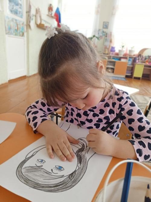 В преддверии праздника 8 марта наши детки рисовали Портрет Мамы. 07