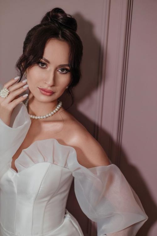 Вы уже определились с платьем, причёской и макияжем. 03