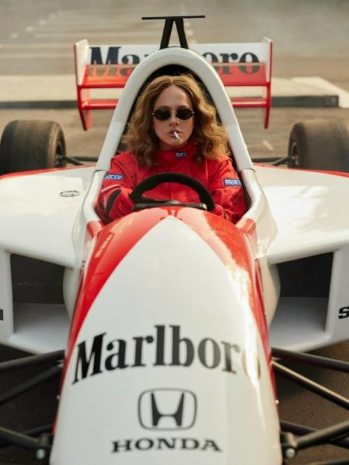 Аглая Тарасова, осужденная на 3 года условно за контрабанду запрещенных веществ, делится новой фотосессией в образе гонщицы формулы-1. 02