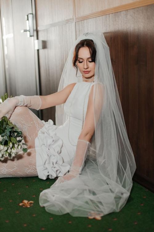 Вы уже определились с платьем, причёской и макияжем. 07