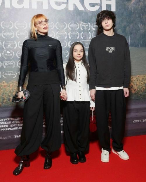 Анастасия стоцкая поделилась новыми фото с детьми - 14-летним Александром и 8-летней верой. 01