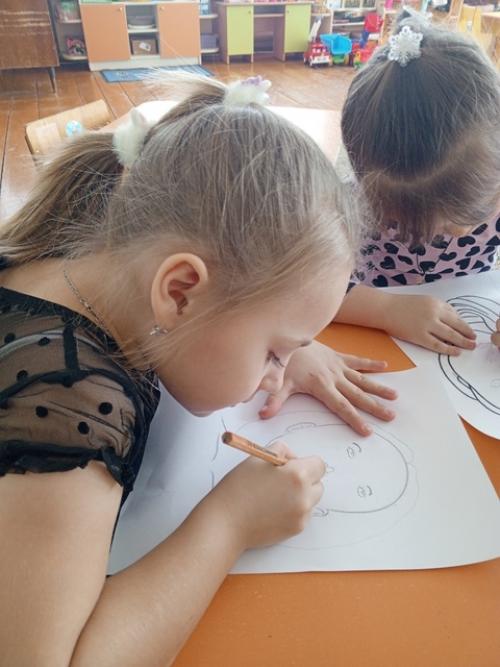 В преддверии праздника 8 марта наши детки рисовали Портрет Мамы. 05