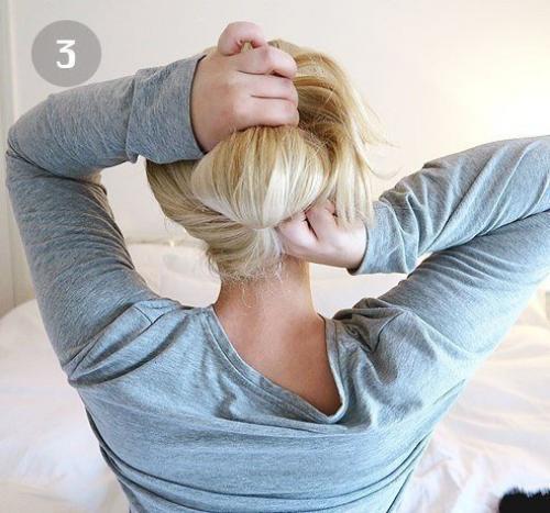 Быстрая и удобная прическа на длинные волосы. 02